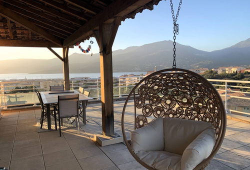 3 rooms with sea view, swimming pool and tennis court.