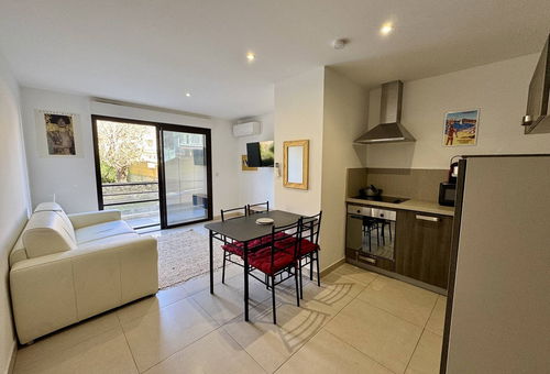 Studio in the city center, close to the beach and amenities.
