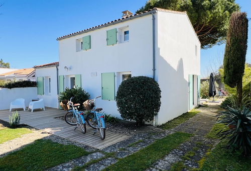 Offrez-vous une parenthèse enchantée sur l’Île de Ré dans cette jolie maison...