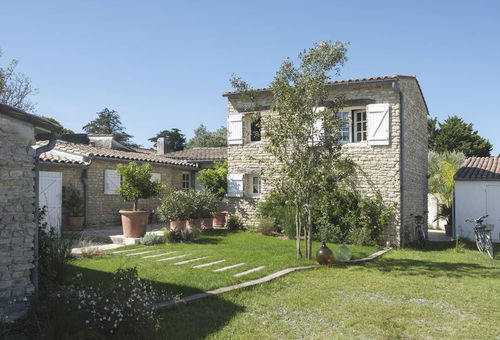 Just 100 meters from the famous Plage des Prises, on the road to the village...