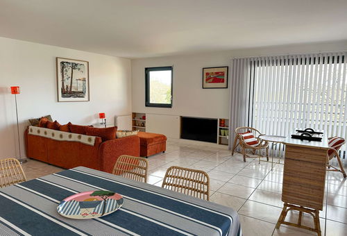 Très bel appartement lumineux à la décoration soignée, situé au troisième et...
