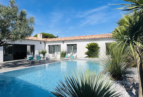 Enjoy an unforgettable stay in the heart of the Ile de Ré in this sumptuous...