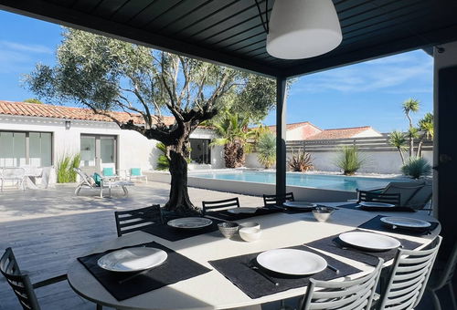 Enjoy an unforgettable stay in the heart of the Ile de Ré in this sumptuous...