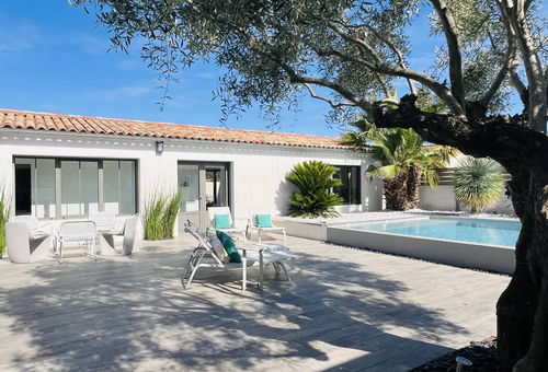 Enjoy an unforgettable stay in the heart of the Ile de Ré in this sumptuous...