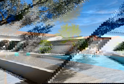 Enjoy an unforgettable stay in the heart of the Ile de Ré in this sumptuous...