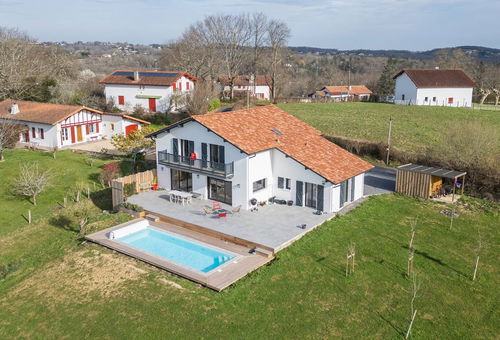 Peaceful house with all the amenities you will find the calm and une...