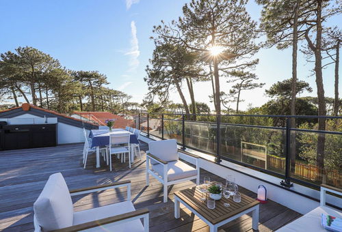 Bright apartment with rooftop and jacuzzi.