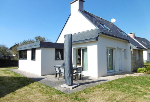 House with veranda located in the quiet, 700 m from the beach of St Jacques...