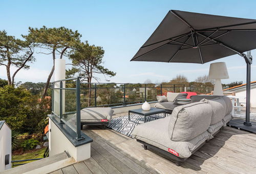Rooftop with jacuzzi and unobstructed view, high-end