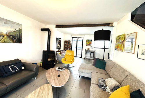 Located close to the sea, this beautiful house has a pleasant fenced garden....