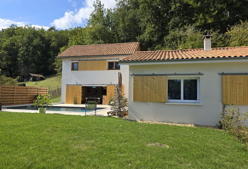 Maison indépendante de plain-pied à proximité d'autres habitations ""