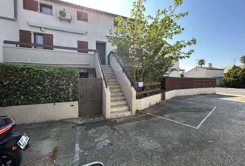 P3 in a quiet area, 5 minutes from the beaches and the town center, ideally...