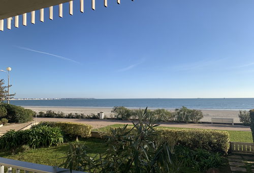 Apartment Type Ground floor apartment - Sleeps 4 - Facing the sea and the...
