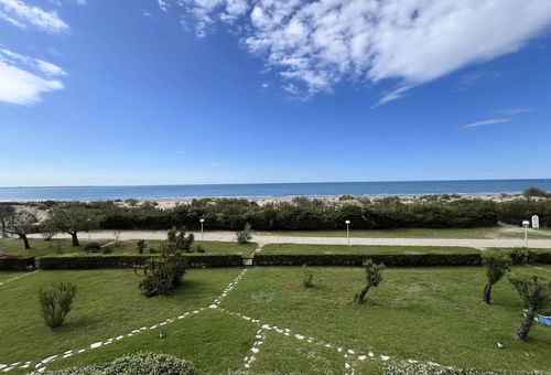 Located on the front line facing the sea, this apartment offers you a...