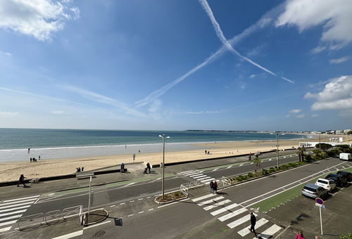 3-room corner apartment facing the sea and close to Avenue DE GAULLE