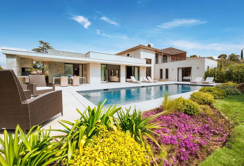 Découvrez cette superbe villa contemporaine idéalement située à proximité du...