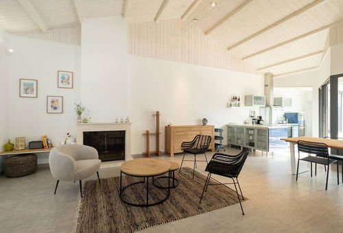 Idéalement située à seulement 100 mètres du port de La Flotte, cette maison...
