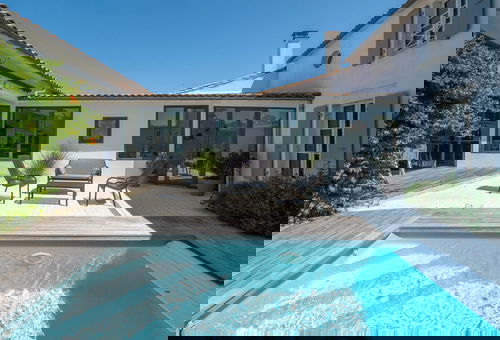 Perfectly located just 100 metres from the charming harbour of La Flotte,...