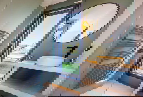 Emplacement privilégié entre mer et lagune avec accès direct à la plage.