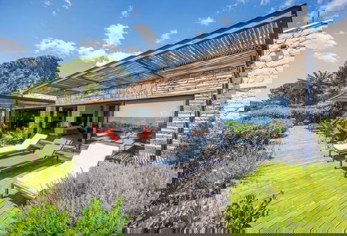 Emplacement privilégié entre mer et lagune avec accès direct à la plage.