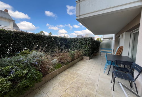 Bright apartment with large terrace – 400 m from Avenue de Gaulle