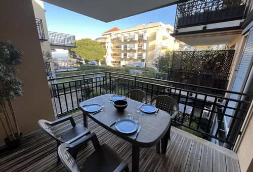 Very nice 2-bedroom apartment with a view of the pool
