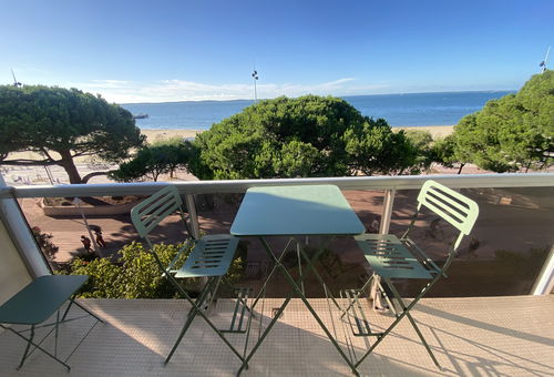 2-bedroom apartment in the city center with beautiful sea view, Wi-Fi, parking