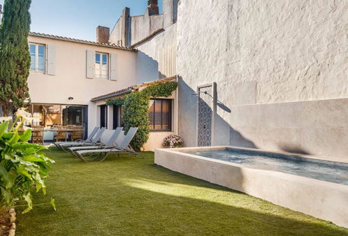 Located in Saint-Martin-de-Ré, La Baronnie Villa &amp; Spa offers views of...
