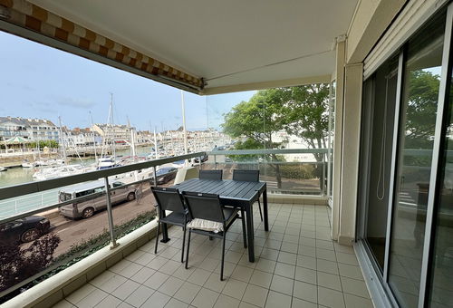 Spacious 2-bedroom apartment with harbor view