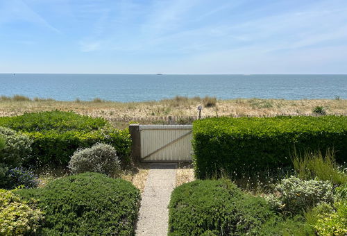 Alcove studio facing the sea