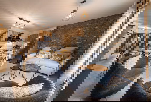 This flat is warmly decorated and equipped to a high standard. Facing due...