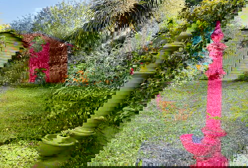 Beautiful garden with trees and closed to the quiet, a real little paradise,...