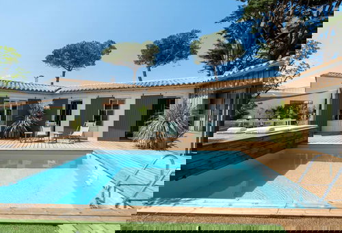 Ideally located in the heart of Le Bois-Plage, just steps from the...