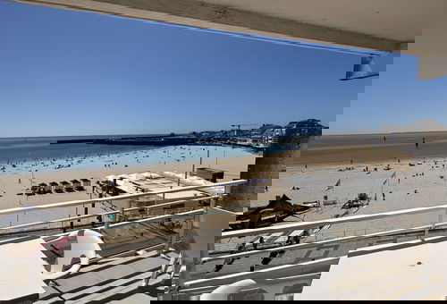 Apartment facing the large beach