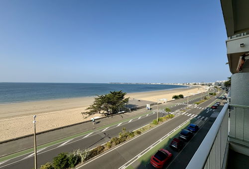 Beautiful 2-bedroom apartment facing the sea