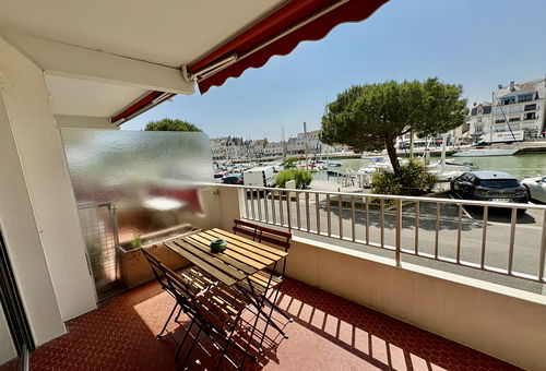 Beautiful 2-bedroom apartment facing the port of Iguen