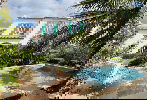 Située dans le village recherché du Bois-Plage-en-Ré, cette maison de...