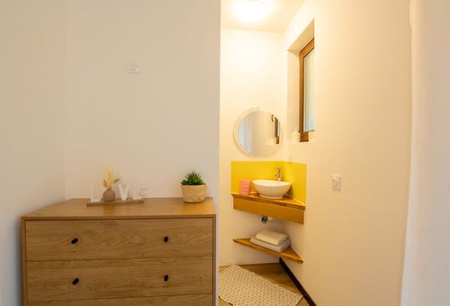 House in the countryside, yet just a stone's throw from Sarlat town...