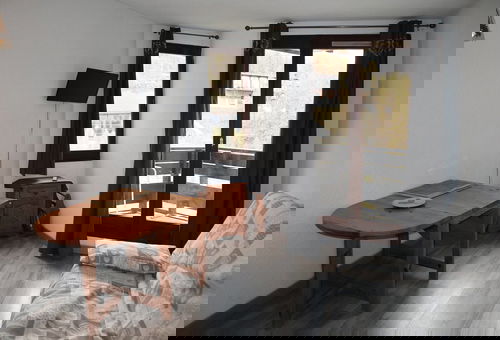 Studio located in the resort center facing the ice rink, exit from the ski...