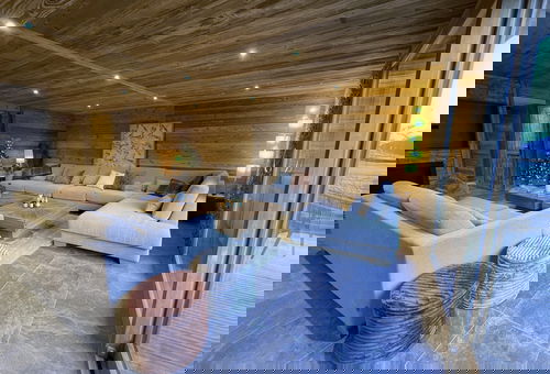 This beautiful 141m2 duplex flat, decorated with care and warmth, awaits you...