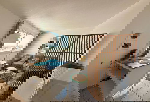 On the 9th floor of 11 in a secure residence, with a swimming pool,...