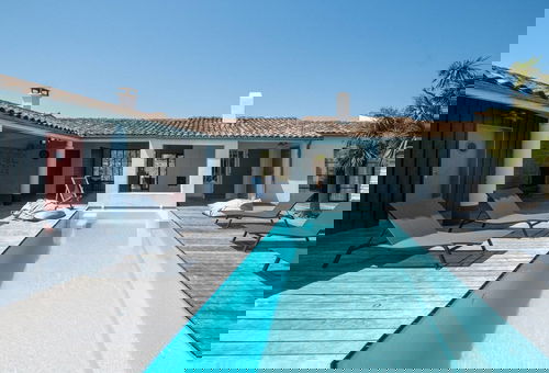 Située au cœur du village prisé de La Couarde-sur-Mer, à quelques pas du...