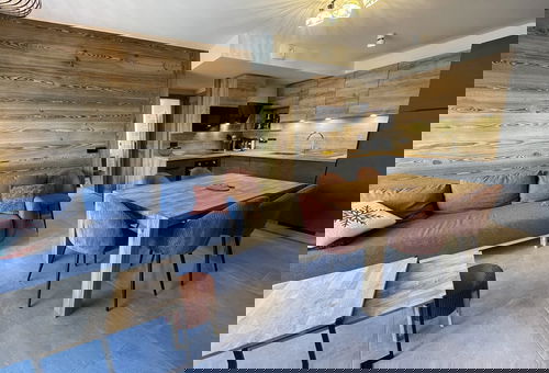 Ce très bel appartement, à la décoration soignée et chaleureuse vous attend...