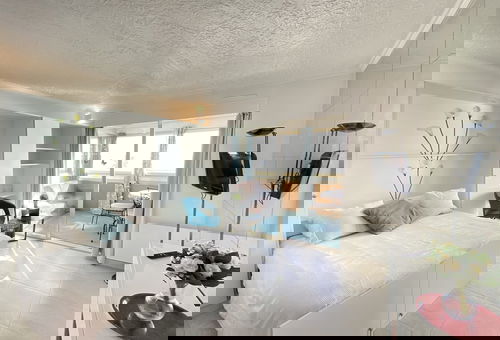 06BH - Beautiful seafront studio
