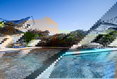 8-bedroom luxury villa with pool