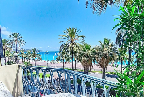 Charming apartment ideally located right on the famous Promenade des Anglais...