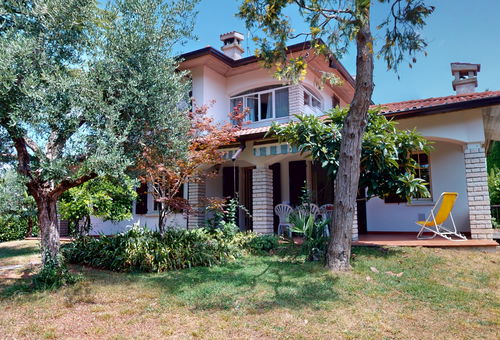 Valentine's Lakeside Villa by Bookinggardalake