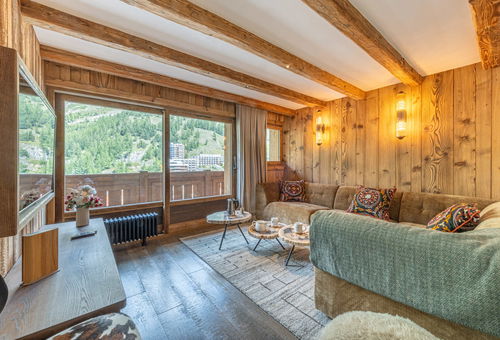 4 luxury rooms of 86m2 that can accommodate 8 people On the 4th floor...