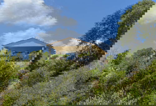 Located on the heights of Favone, 800 m from the beach, Villa Catalina 1 is...