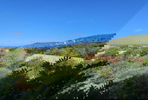 Located on the heights of Favone, 800 m from the beach, Villa Catalina 1 is...